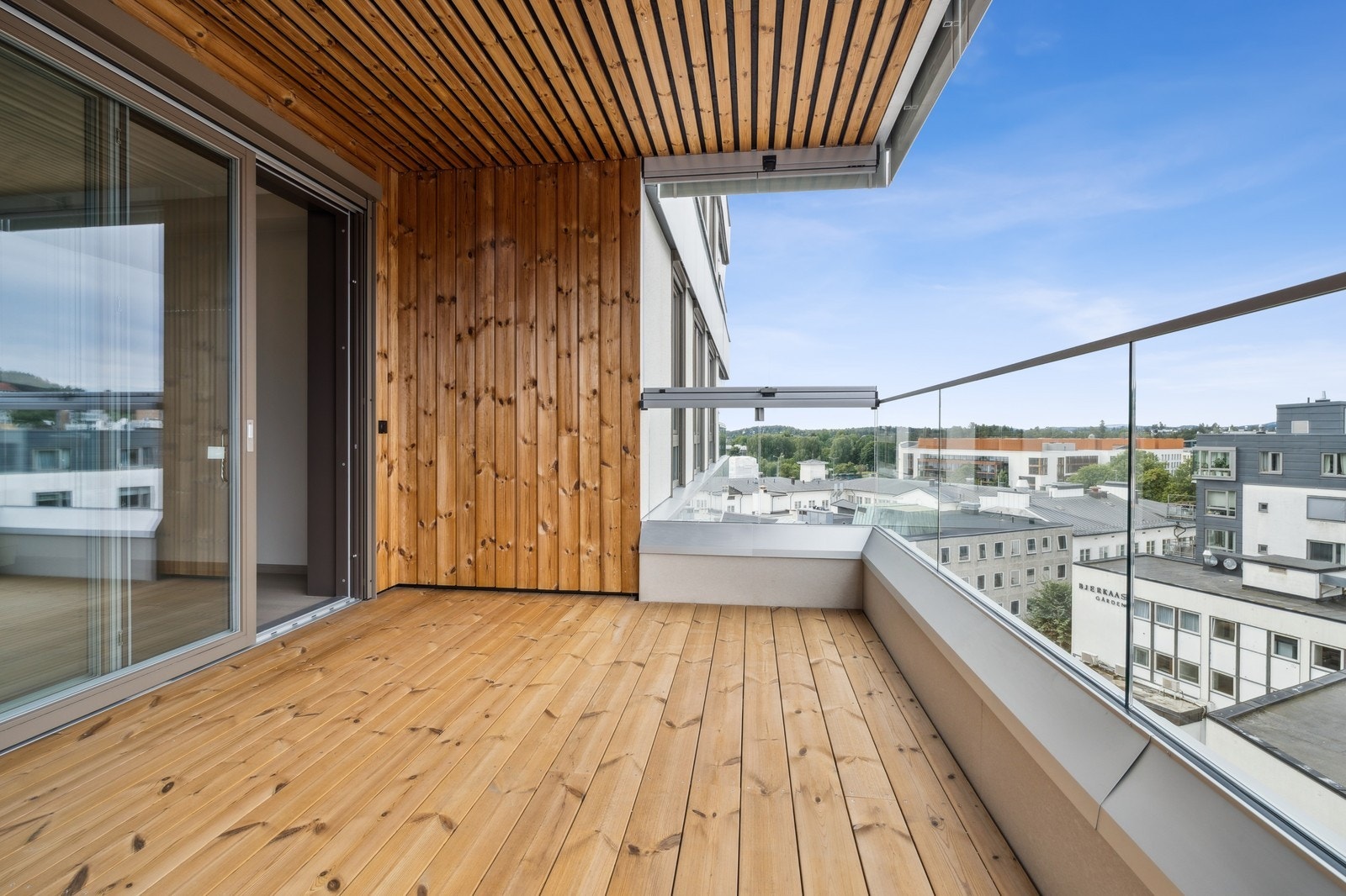 Utgang til stor balkong fra stuen. Galleribilde