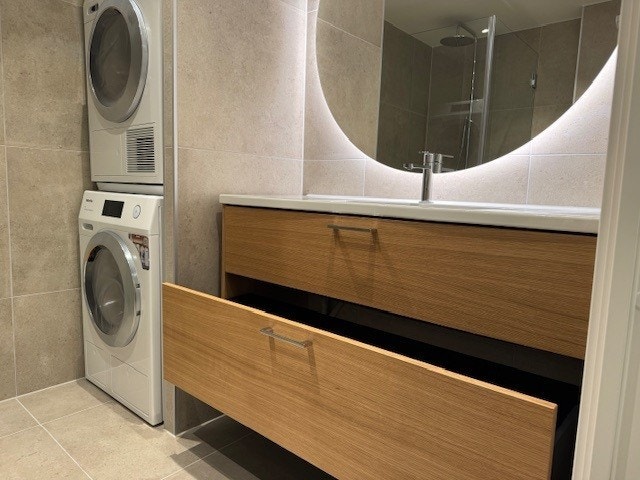 Baderomsinnredning med mye lagringsplass. Galleribilde