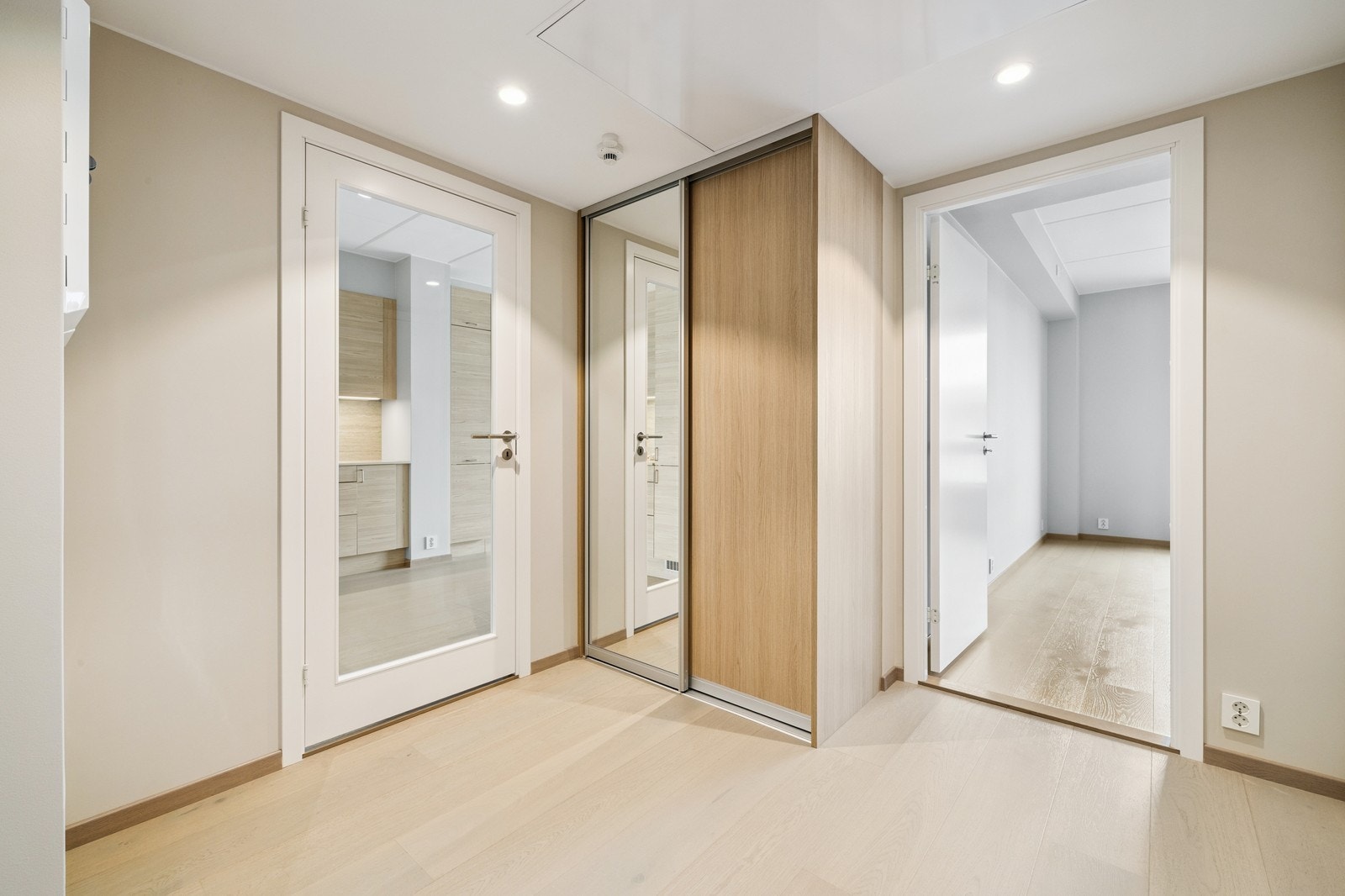 Gang hvor eier har satt inn garderobe. Galleribilde