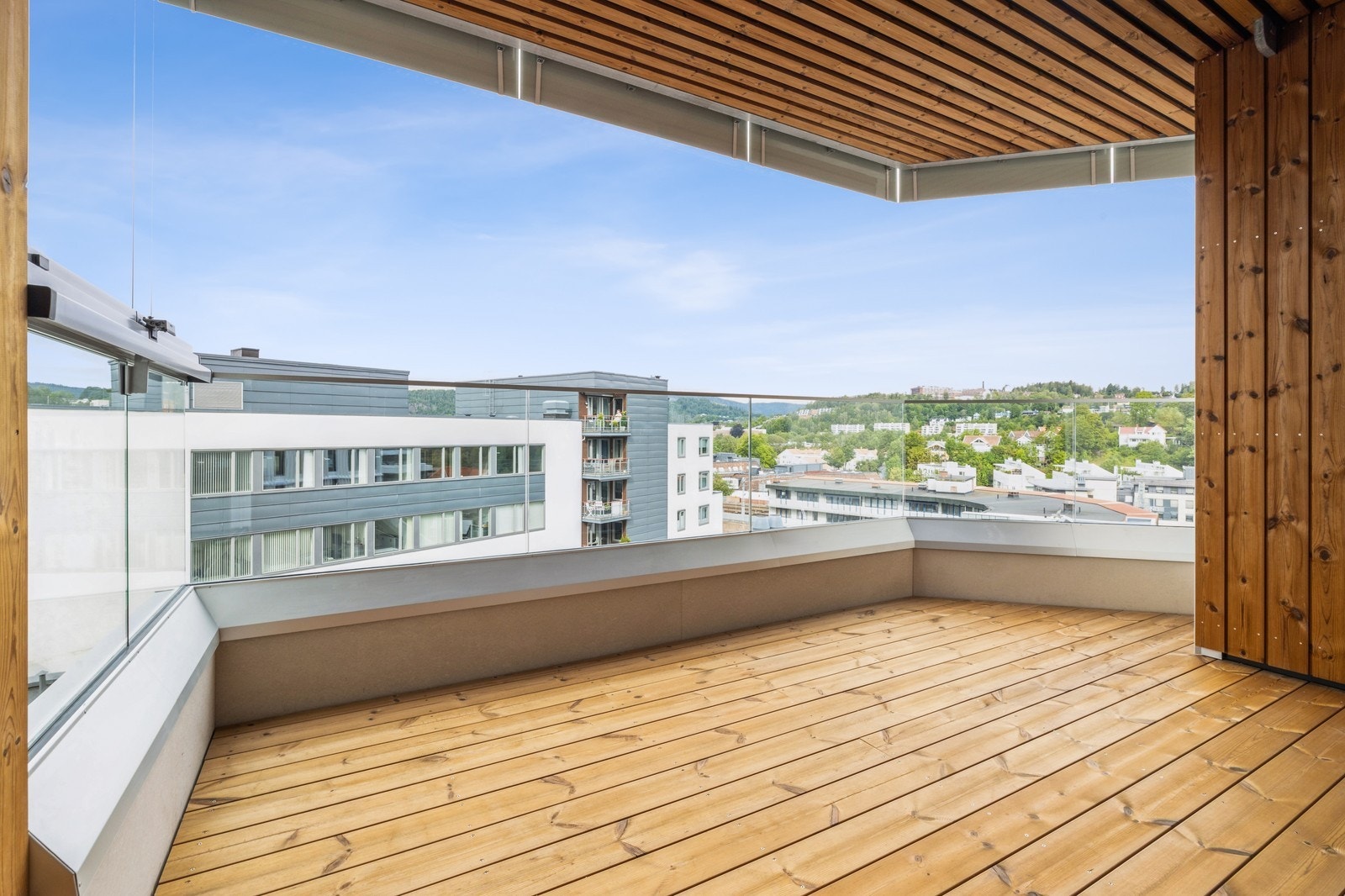 Romslig overbygget balkong med plass til sittegruppe. Galleribilde