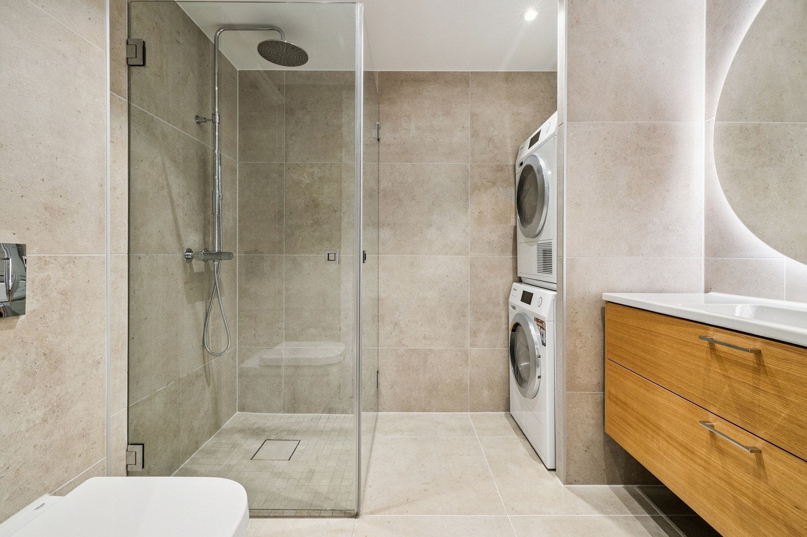 Bad med vaskemaskin og tørketrommel fra Miele. Galleribilde