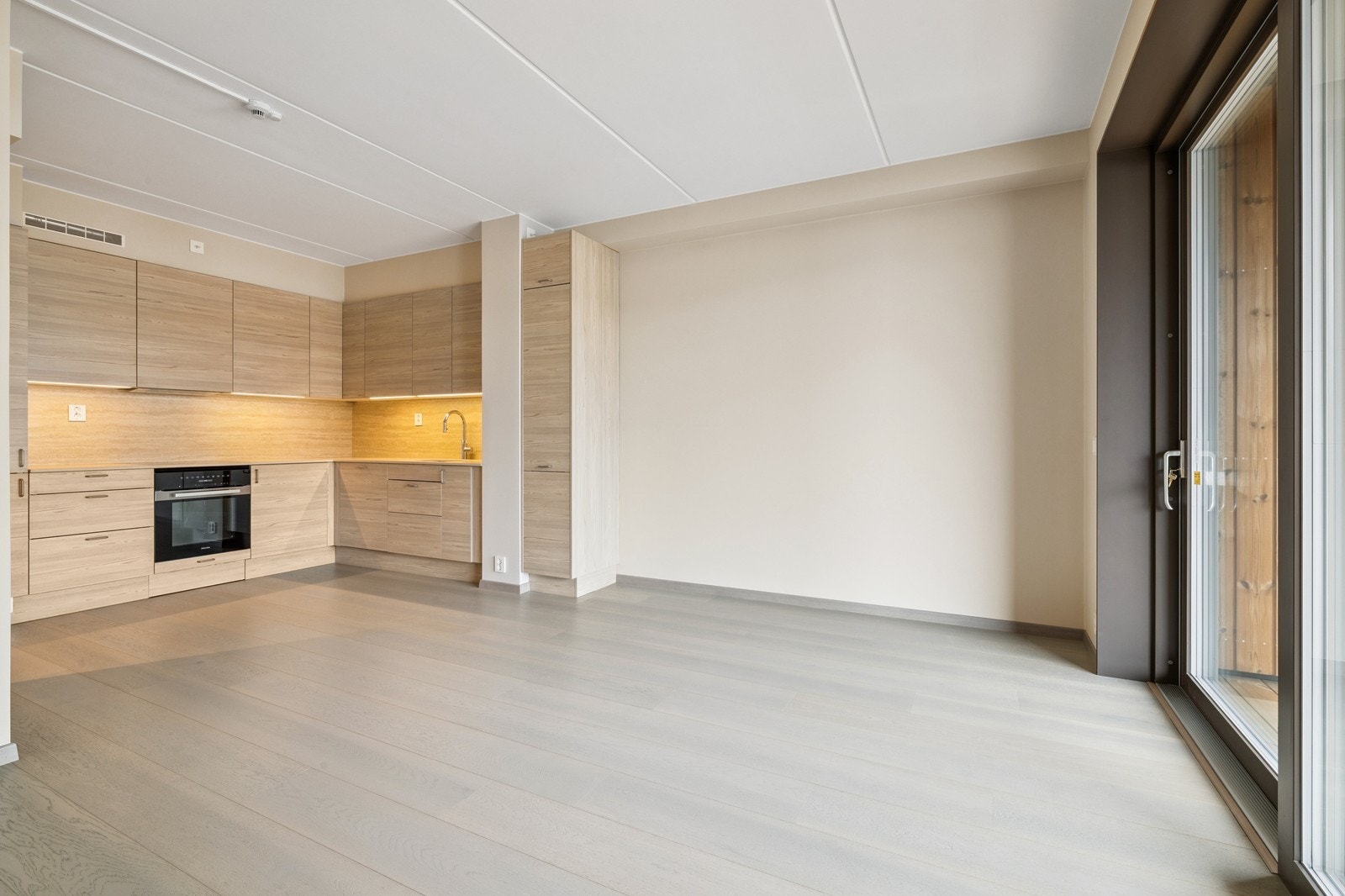 Stue- og kjøkken i åpen løsning. Galleribilde