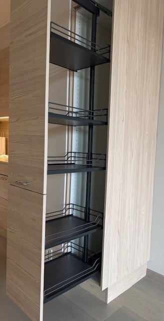 Det er supplert med en ekstra modul til kjøkkenet. En smart løsning for lagring. Galleribilde