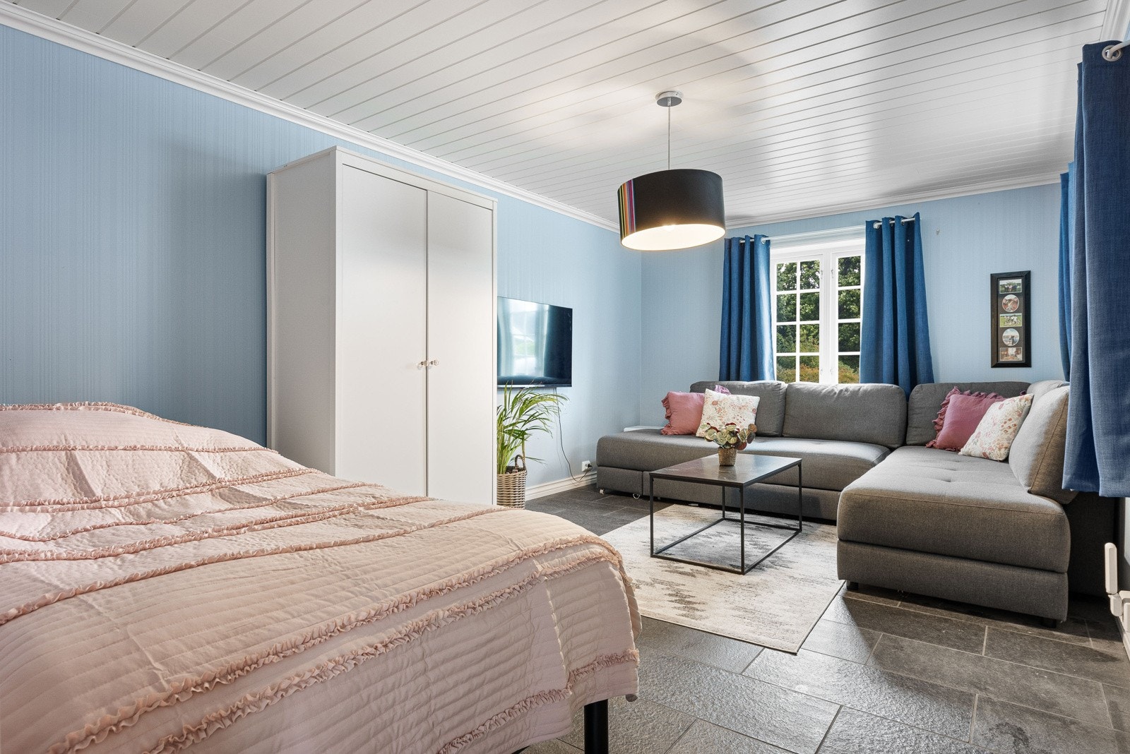 Boligen har til sammen fire soverom, tre sammen i andre etasje og ett i et tilbygg fra 2012 i første etasje. Galleribilde