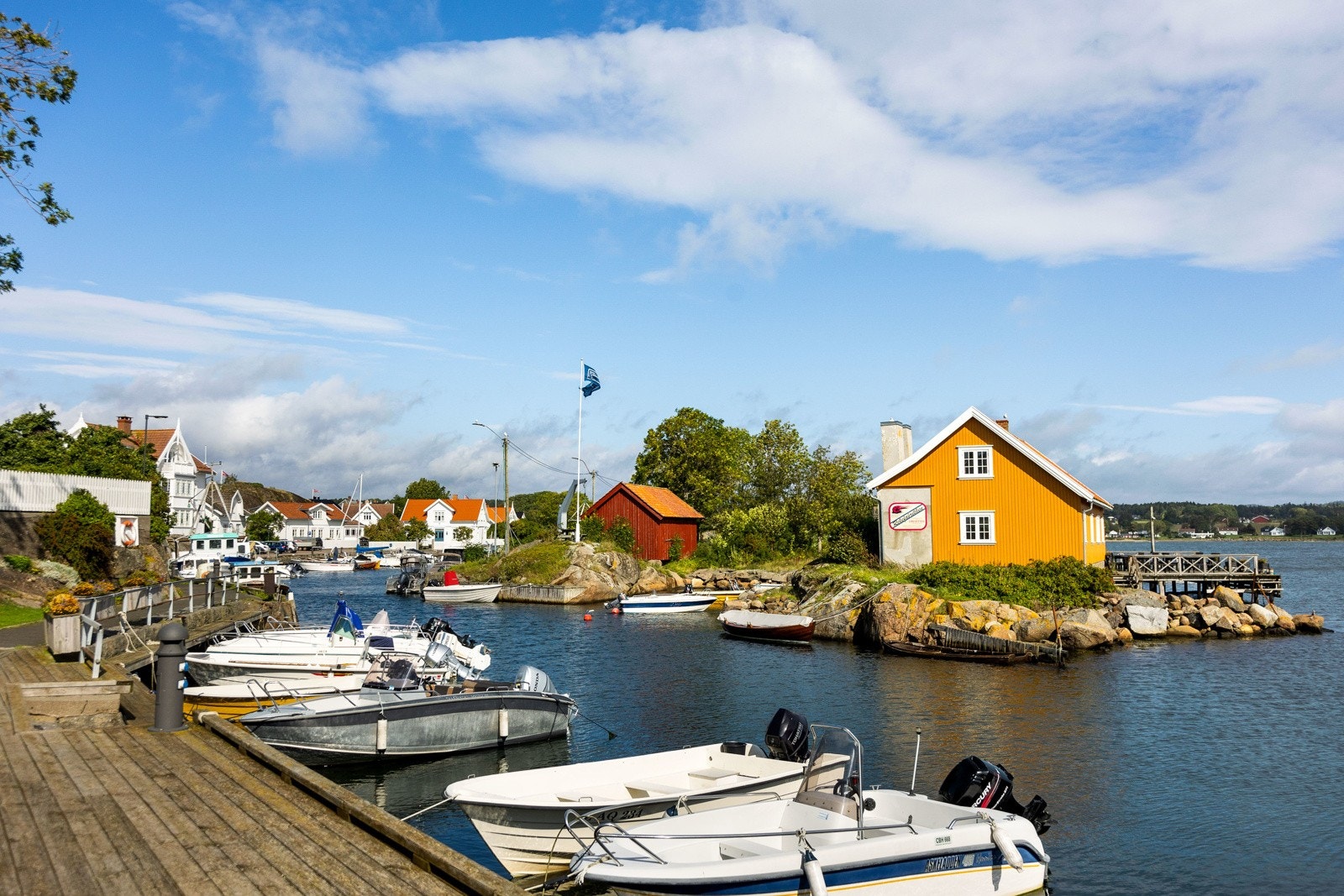 Nevlunghavn byr på mye sjarm med restauranter, isbar og Nevlunghavn Gjestgiveri. Ved Nevlunghavn Bakeri & Conditori kan man nyte ferske bakevarer i hyggelige omgivelser. Galleribilde