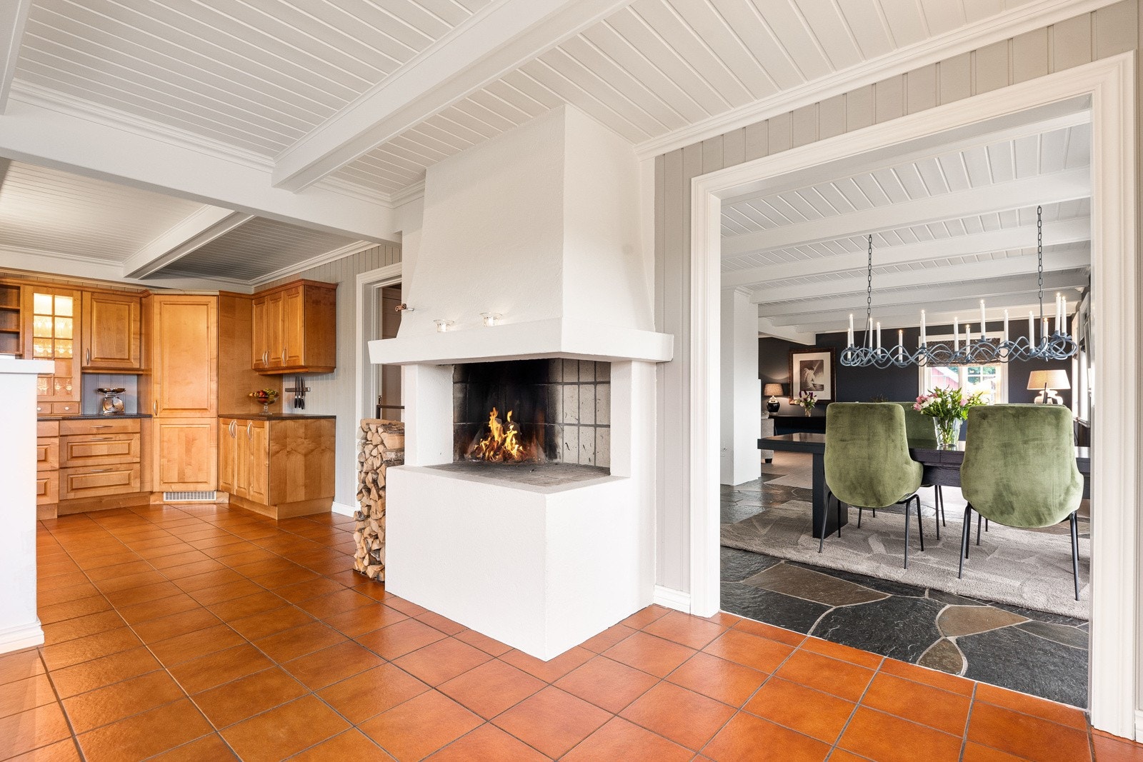 En peis sørger for ekstra varme og hygge på kjøkkenet. Galleribilde