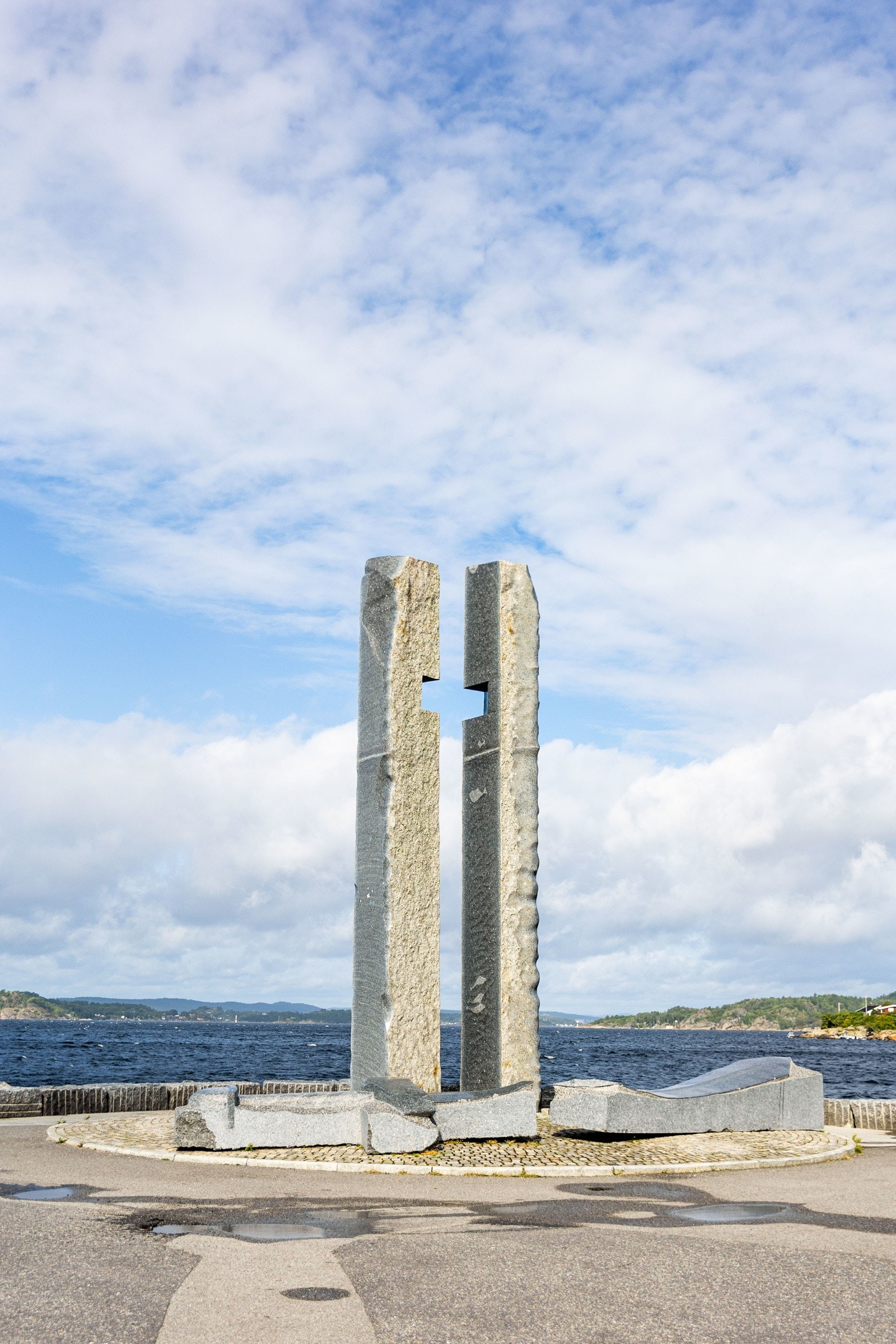 Helgeroa er kjent for sin spektakulære solnedgang, i det solen går ned på andre siden av fjorden, noe som også har inspirert flere malere. Fra Helgeroa kan du følge kyststien til Stavern. Galleribilde