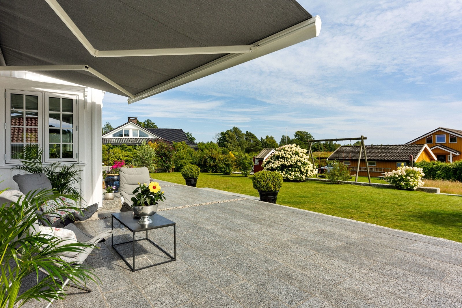 Utenfor spisestuen har boligen en flislagt terrasse på ca. 107 kvm, og uteplassen innredes enkelt i ulike soner. Galleribilde