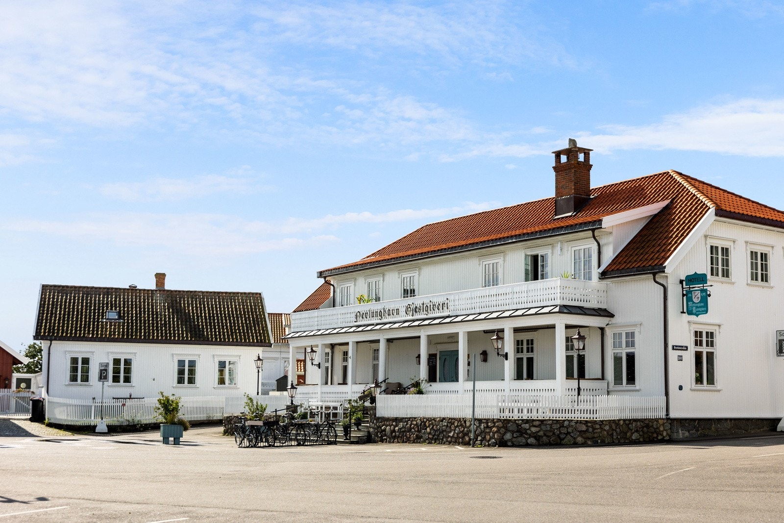 Nevlunghavn Gjestgiveri er et sjarmerende badehotell med også egen hyggelig restaurant. Galleribilde