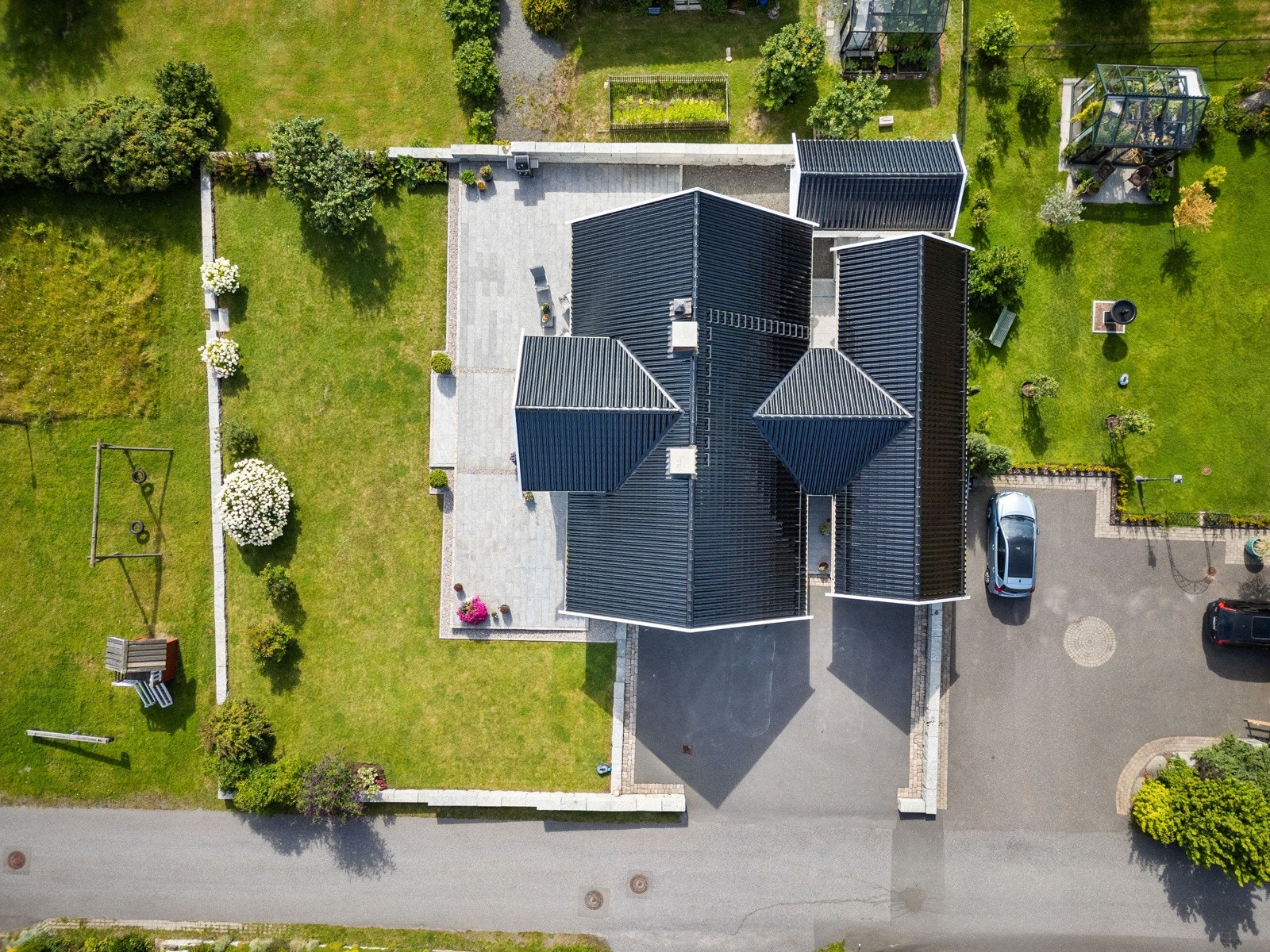 Tomten er flat og romslig, pent opparbeidet med gressplen og velstelte busker. Galleribilde