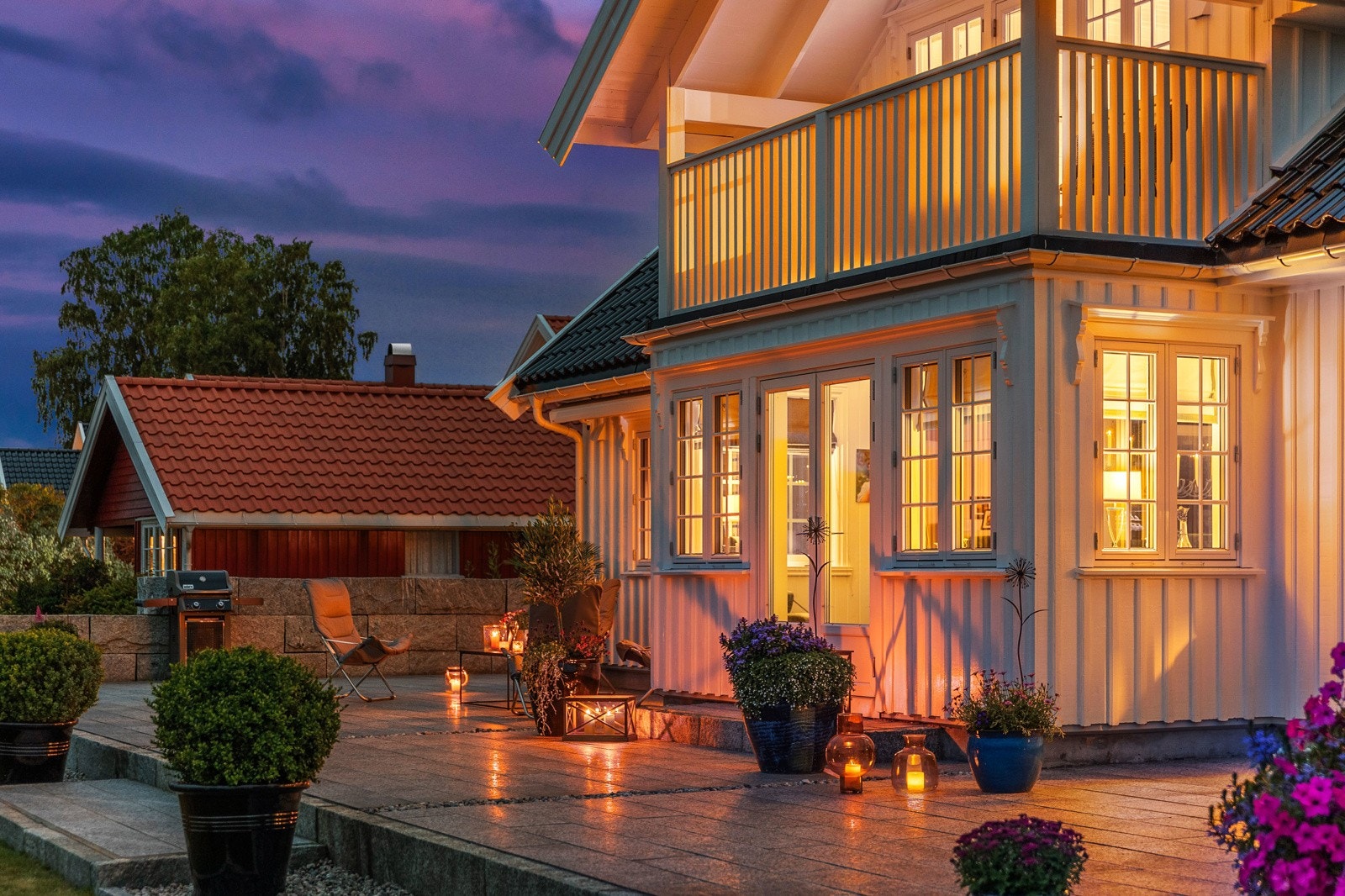 Nevlungveien 59 er en vakker enebolig i klassisk stil, med store oppholdsrom over to etasjer. Galleribilde