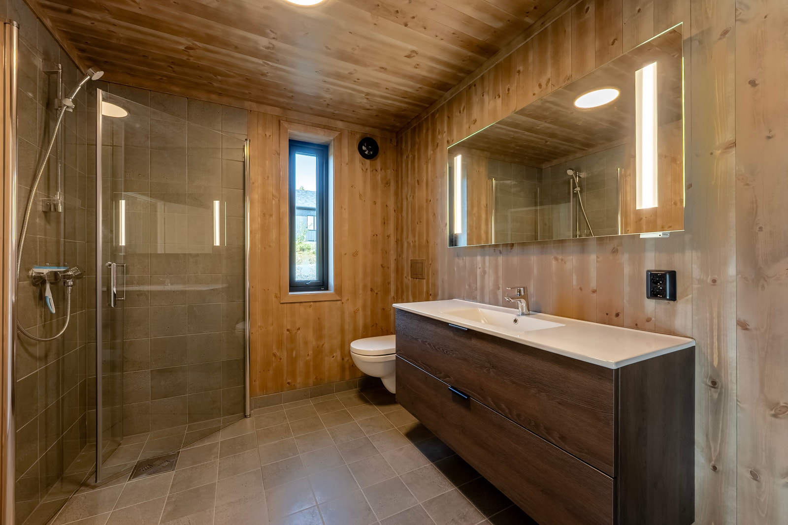 Et romslig og moderne bad med alt du trenger. Galleribilde