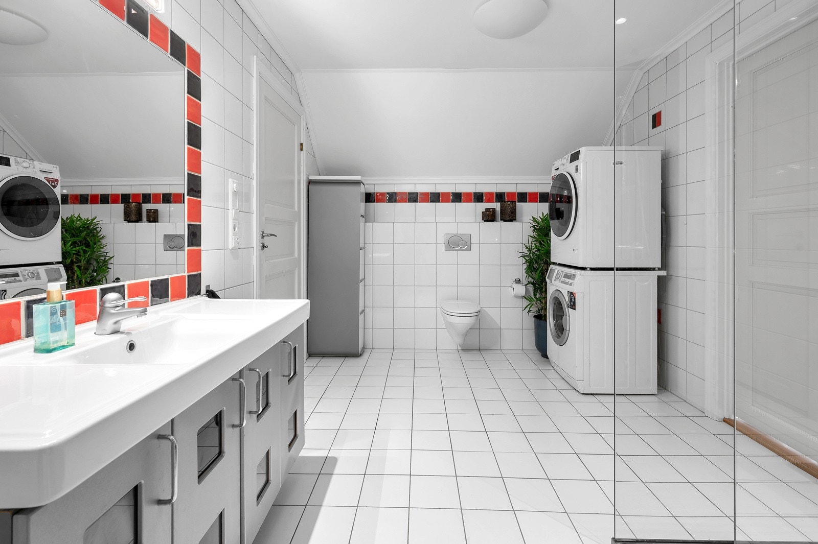 Stort flott flislagt bad i 2 etg. Galleribilde