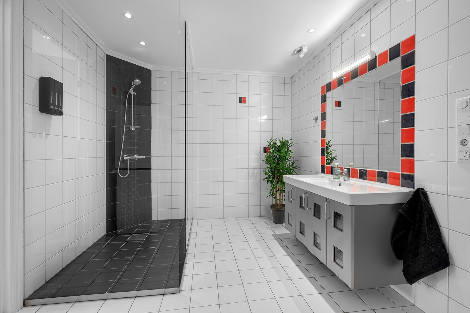 Stort flott flislagt bad i 2 etg. Galleribilde