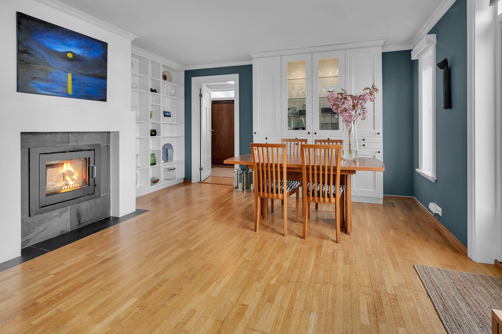 Vitrineskap og bokhyller spesialbygget og tilpasset av møbelsnekker Galleribilde