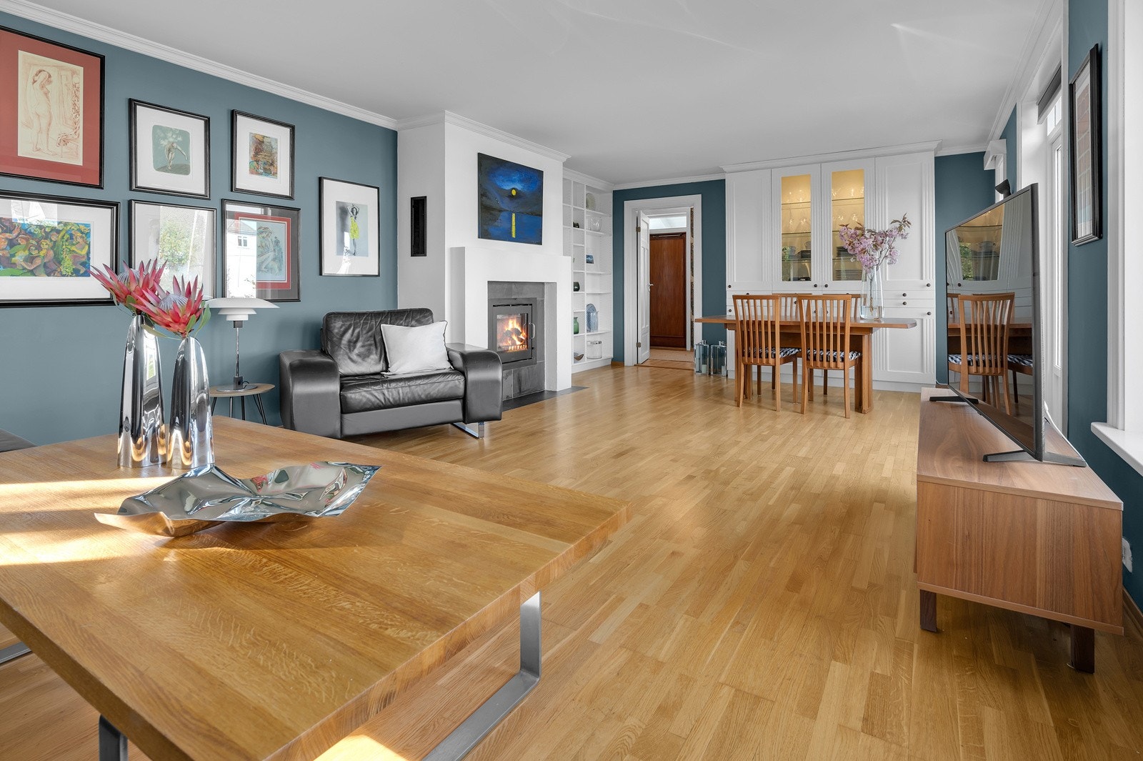 Lys og fin stue med peisovn og god plass til sofakrok og spisestuebord Galleribilde