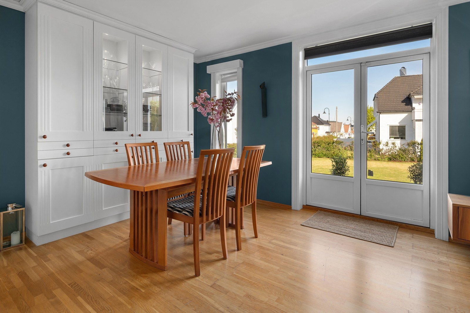 Vitrineskap spesialbygget og tilpasset av møbelsnekker Galleribilde