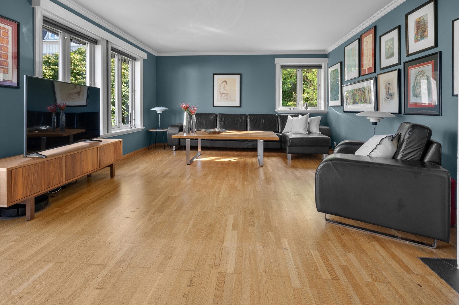 Lys og fin stue med peisovn og god plass til sofakrok og spisestuebord Galleribilde