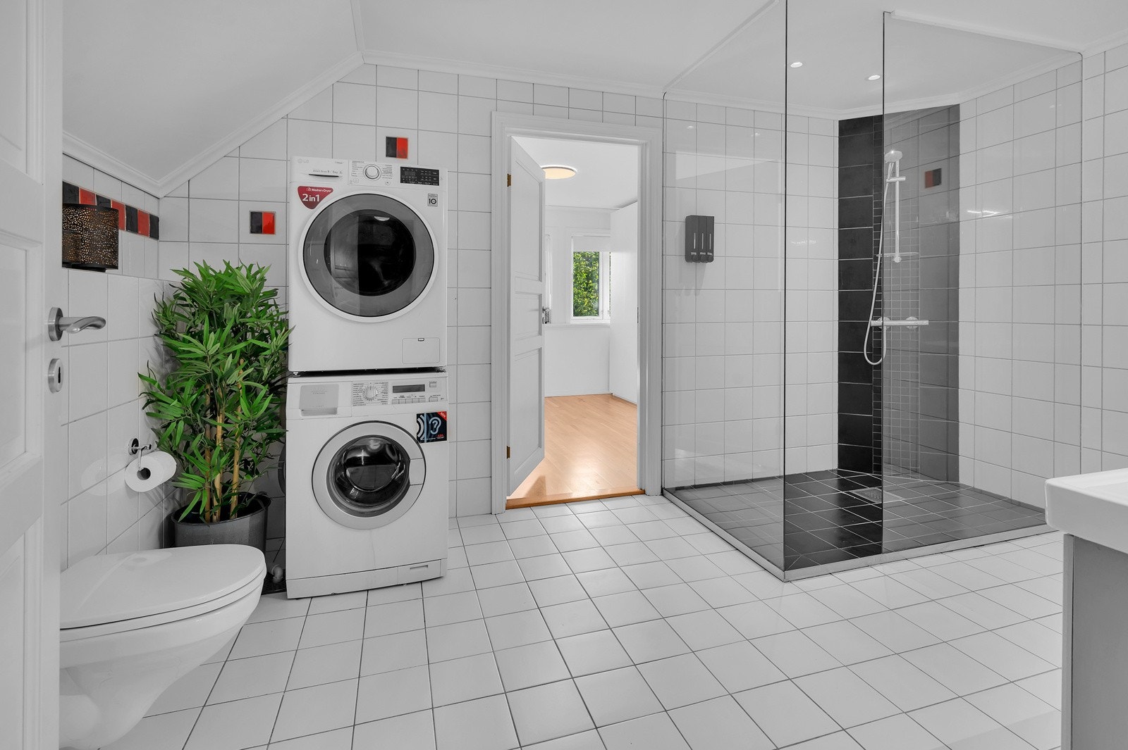 Opplegg til vaskemaskin/tørketrommel på badet i 2 etg. Galleribilde