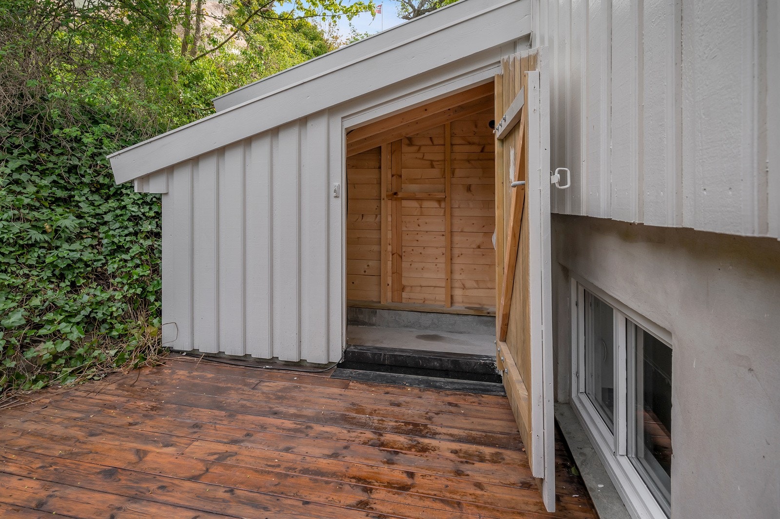 Romslig redskapsbod på baksiden av boligen Galleribilde