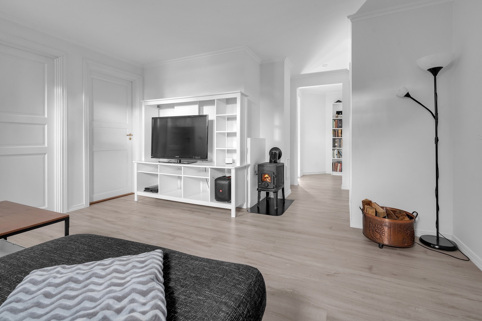 Stue i praktikantdelen med koselig peisovn (i kjelleren) Galleribilde