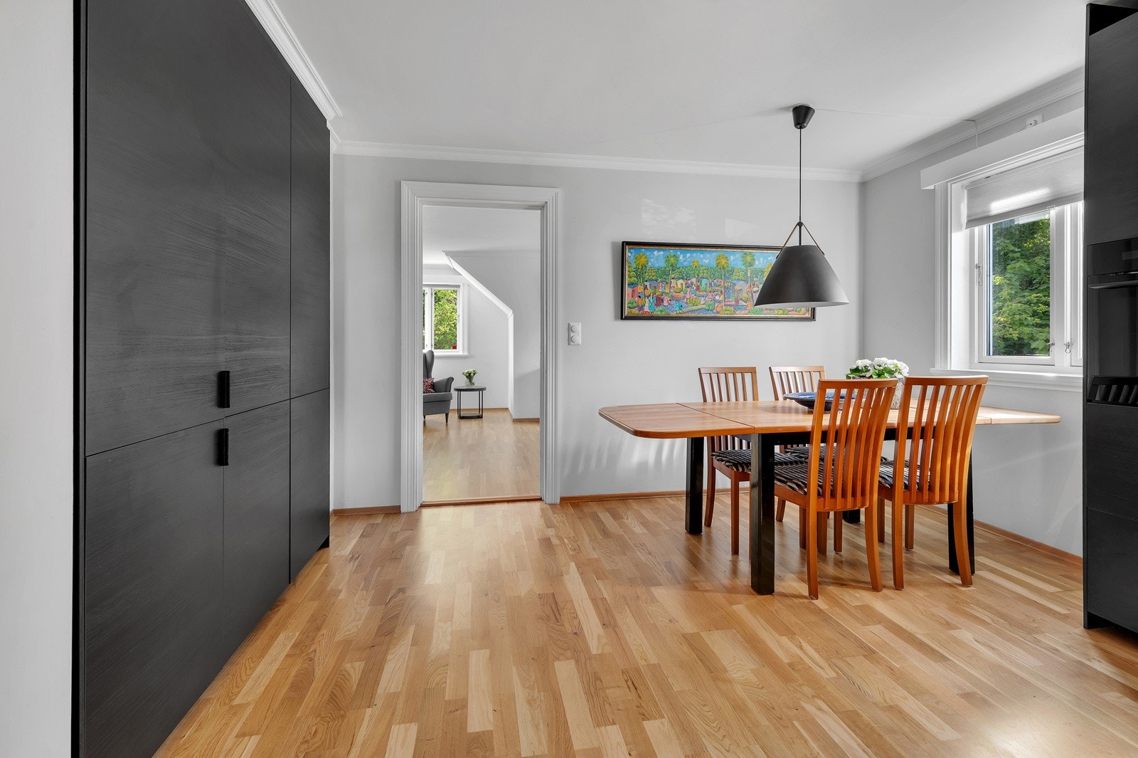 God plass til spisebord på kjøkkenet. Galleribilde