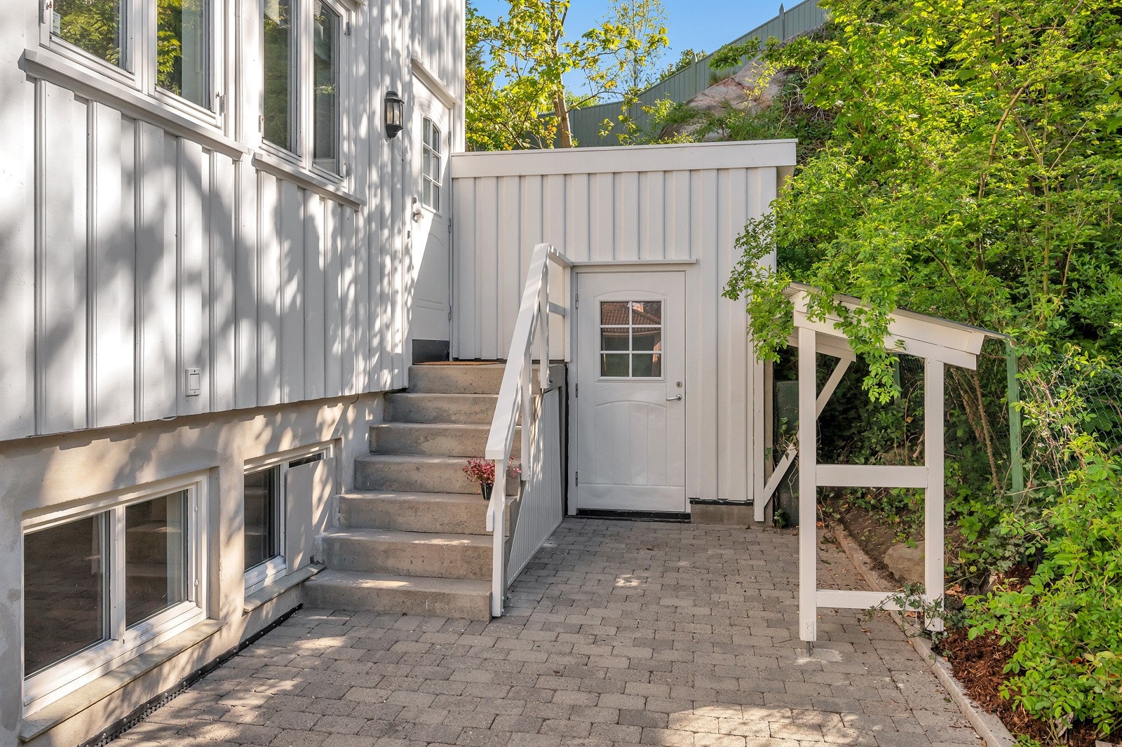 Egen inngang til utleiedelen i 2 etg og praktikantdelen i kjeller. Galleribilde