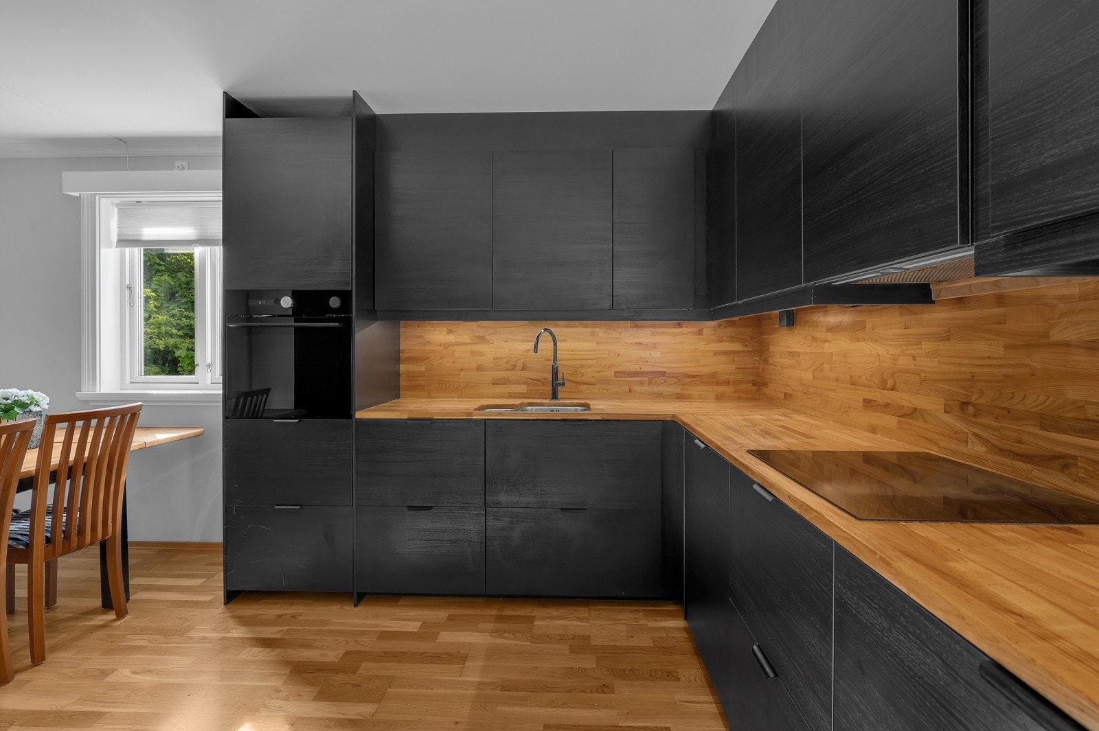 Stort flott kjøkken med integrerte hvitevarer og god benke/skapplass Galleribilde