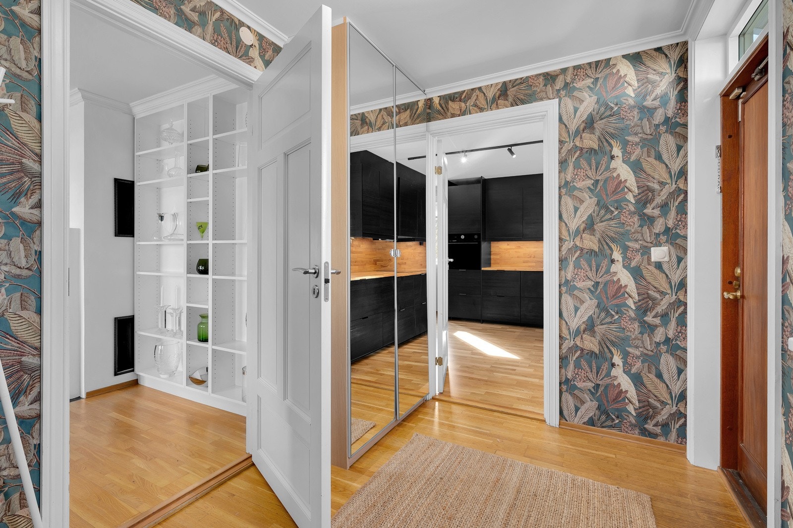 Romslig gang/hall Galleribilde