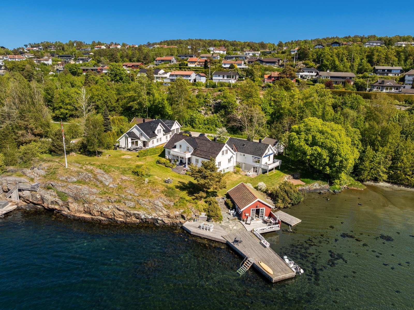 Eiendommen ligger nydelig til helt nede i vannkanten på "gamle" Søm Galleribilde