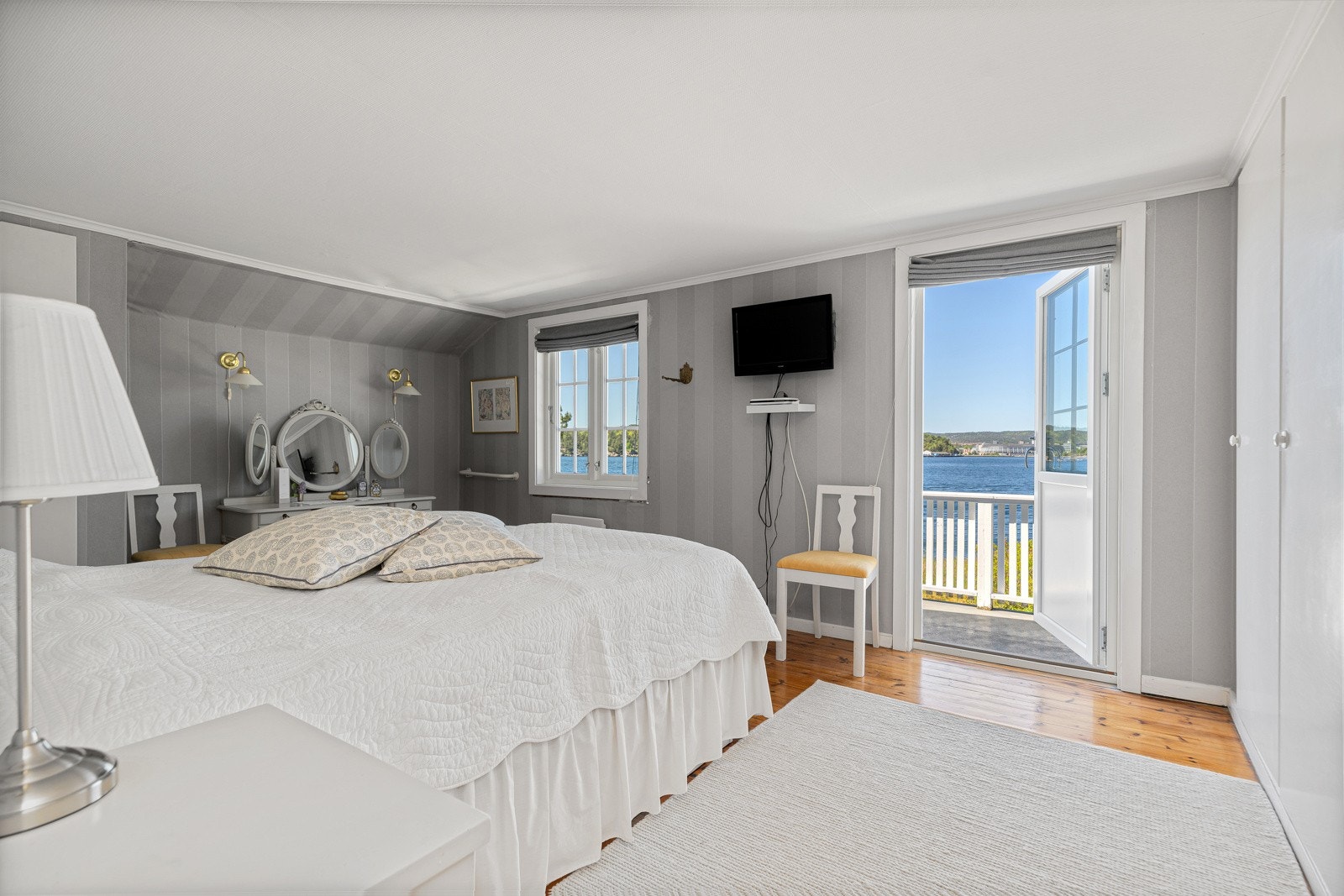 Soverom 1 med utgang til bakong Galleribilde