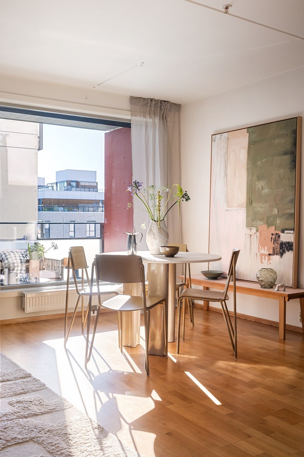 Store vindusflater bidrar til godt, naturlig lysinnslipp. Galleribilde