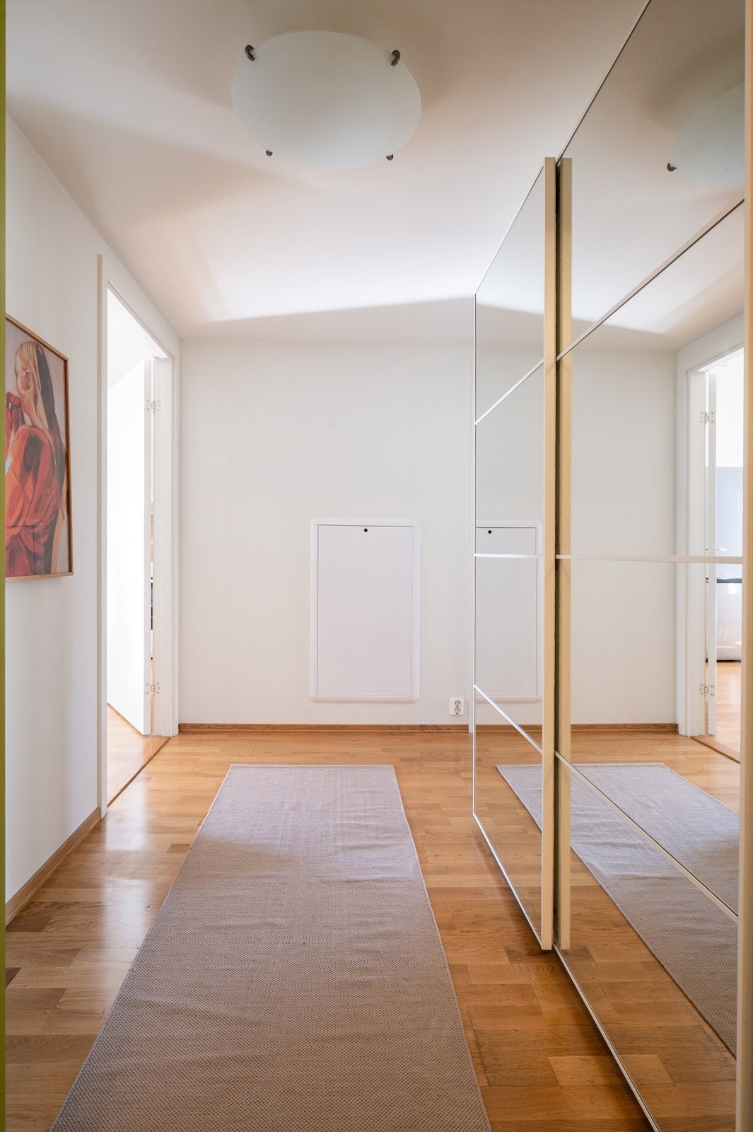 Stor skyedørsgarderobe med speilfront i entré gir boligen svært gode oppbevaringsmuligheter. Galleribilde
