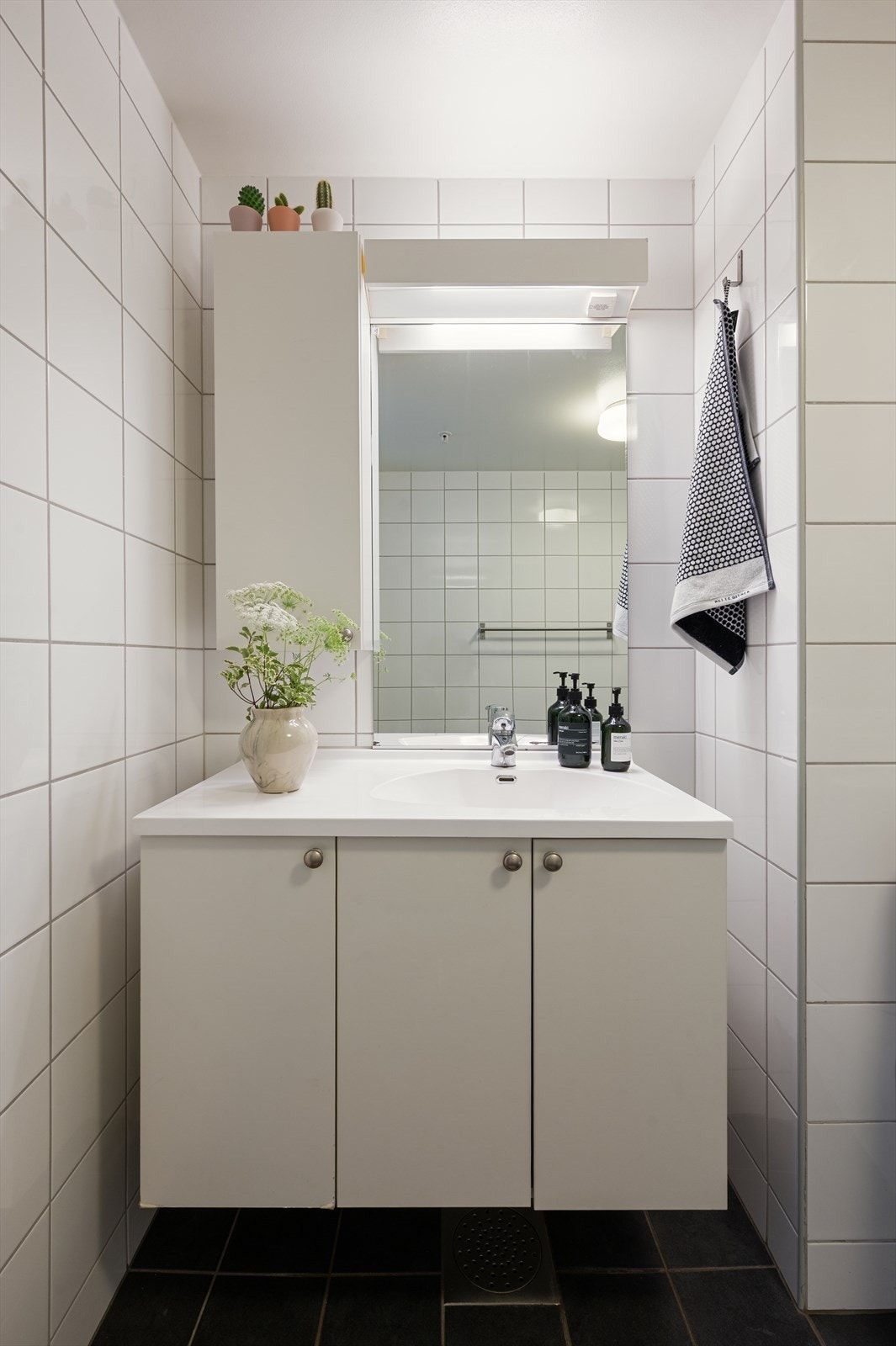 Servant med underskuffer og speilskap sørger for god oppbevaringsplass på badet Galleribilde