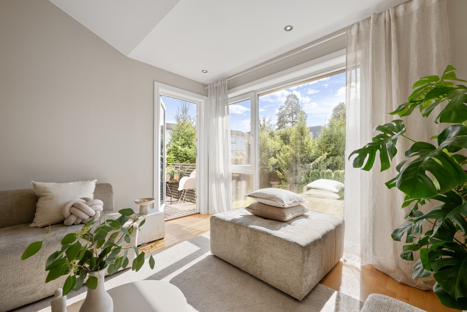 Fra stuen i 2. etasje er det direkte utgang til solrik balkong Galleribilde