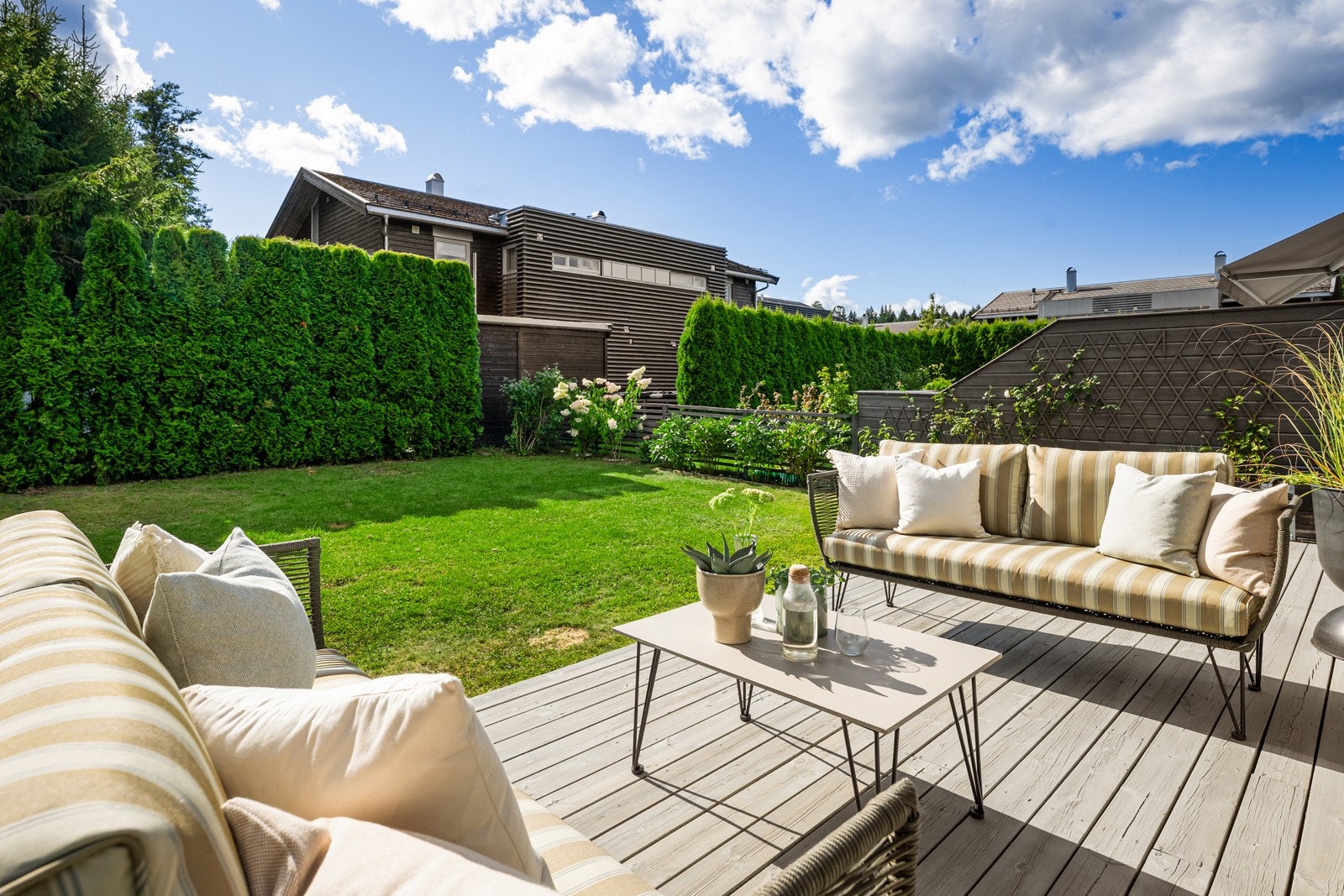 Skjermet hage med fantastiske solforhold Galleribilde