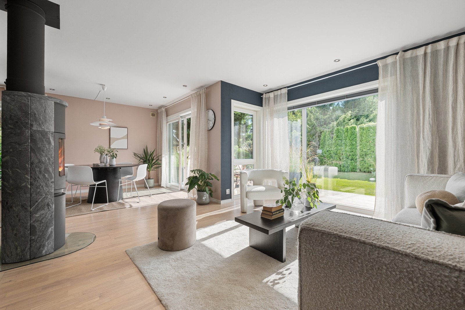 Hovedplan, inne- og utendørs oppholdsrom tilkoblet med balkongdører fra stue og kjøkken Galleribilde