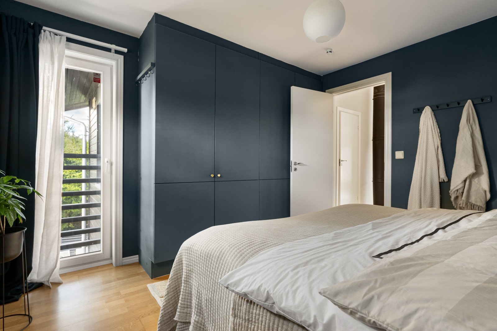 Hovedsoverom med garderobeskap og fransk balkong Galleribilde