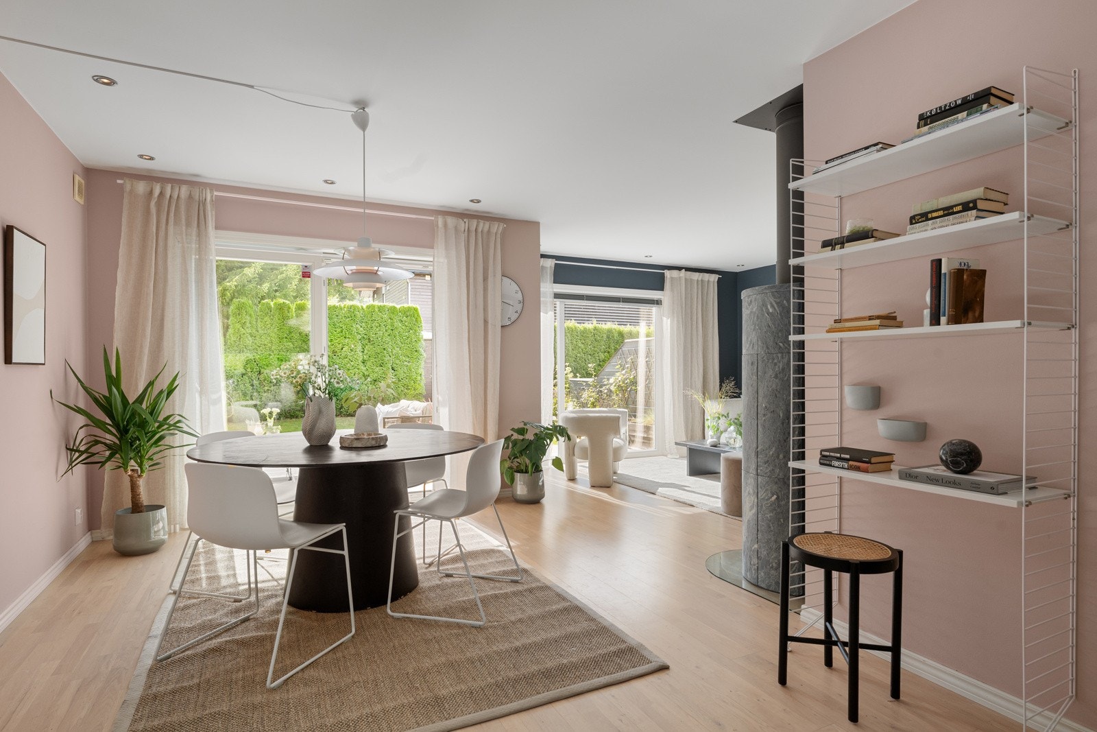 Stuen, kjøkken og spisestue bader i naturlig lys, takket være vinduer i alle retninger Galleribilde