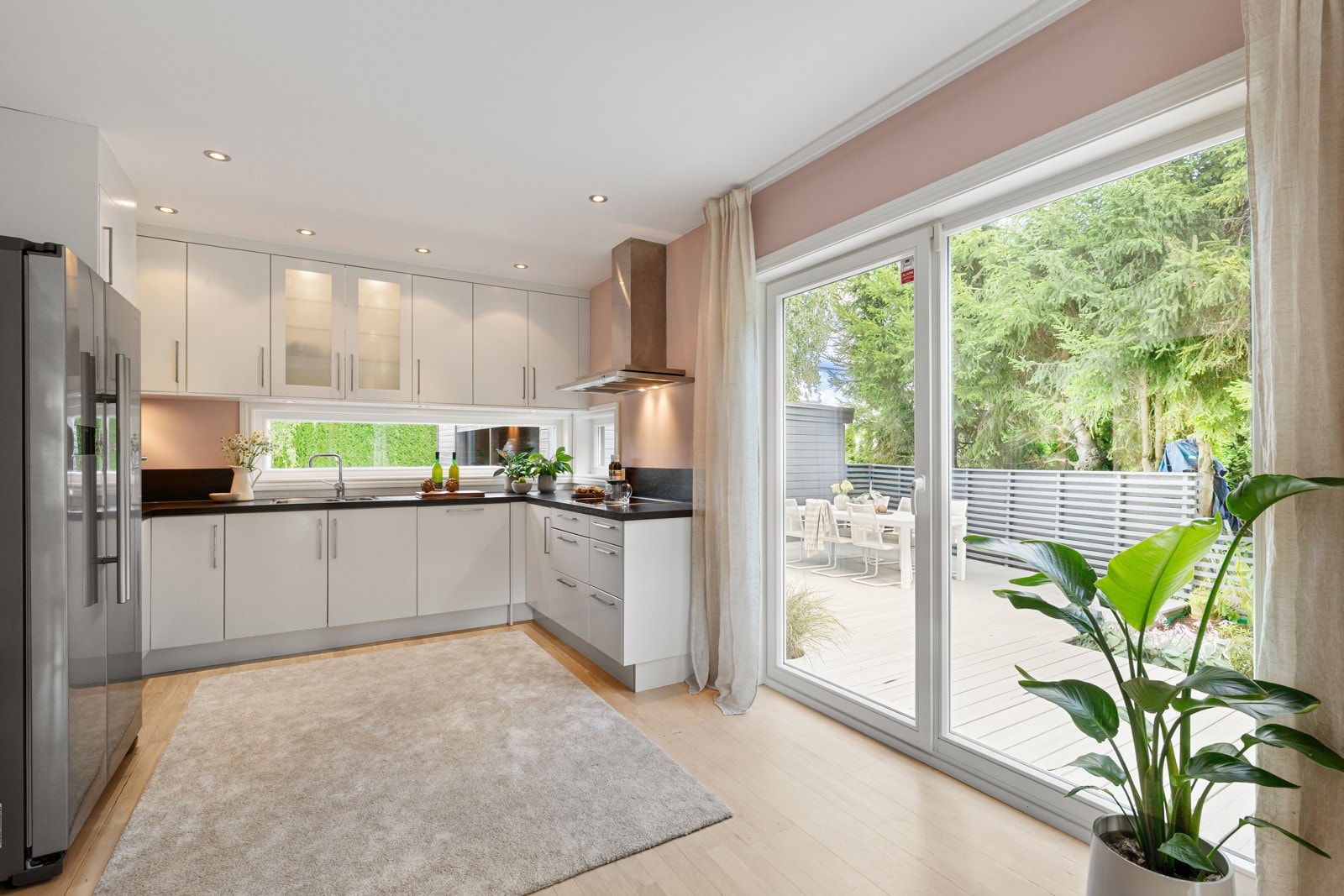 Lekkert kjøkken med rikelig med vinduer som sikrer godt lys Galleribilde