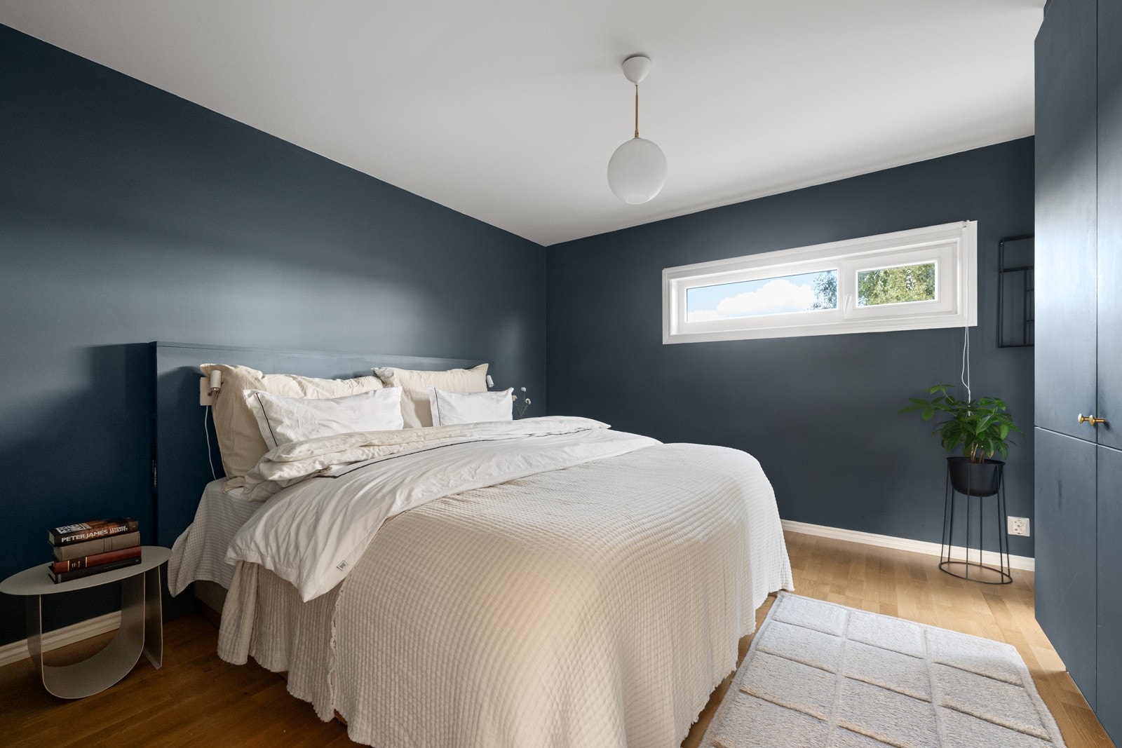 Hovedsoverom med garderobeskap og fransk balkong Galleribilde