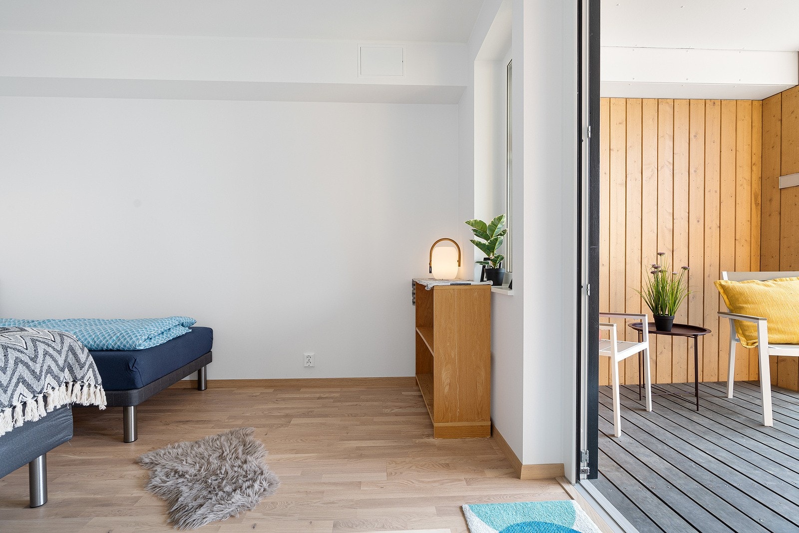 Fra soverommet får du inngang til en nydelig innglasset balkong med flott utsikt og gode solforhold. Galleribilde