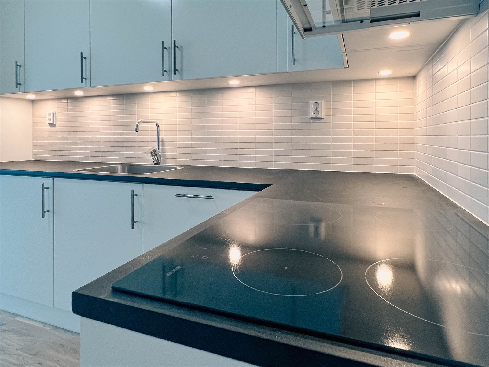 Her har en det en måtte trenge av skap-, skuff- og benkeplass. Galleribilde