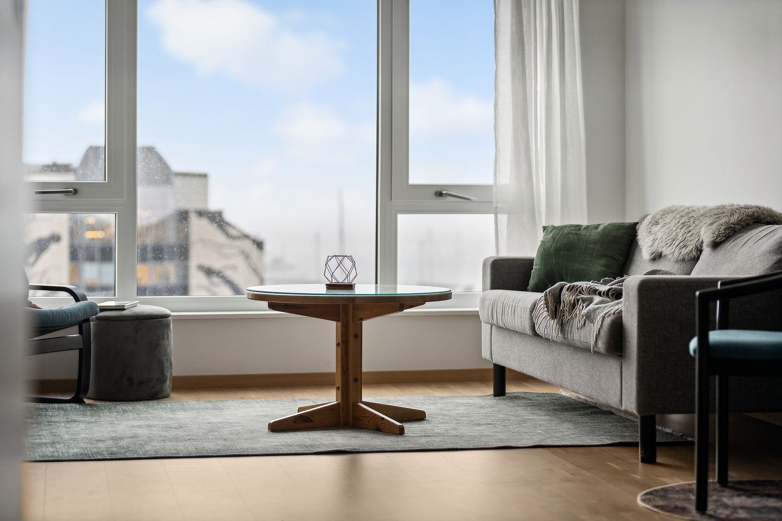 Gode vindusflater sørger for at rommet får godt med naturlig lys. Galleribilde