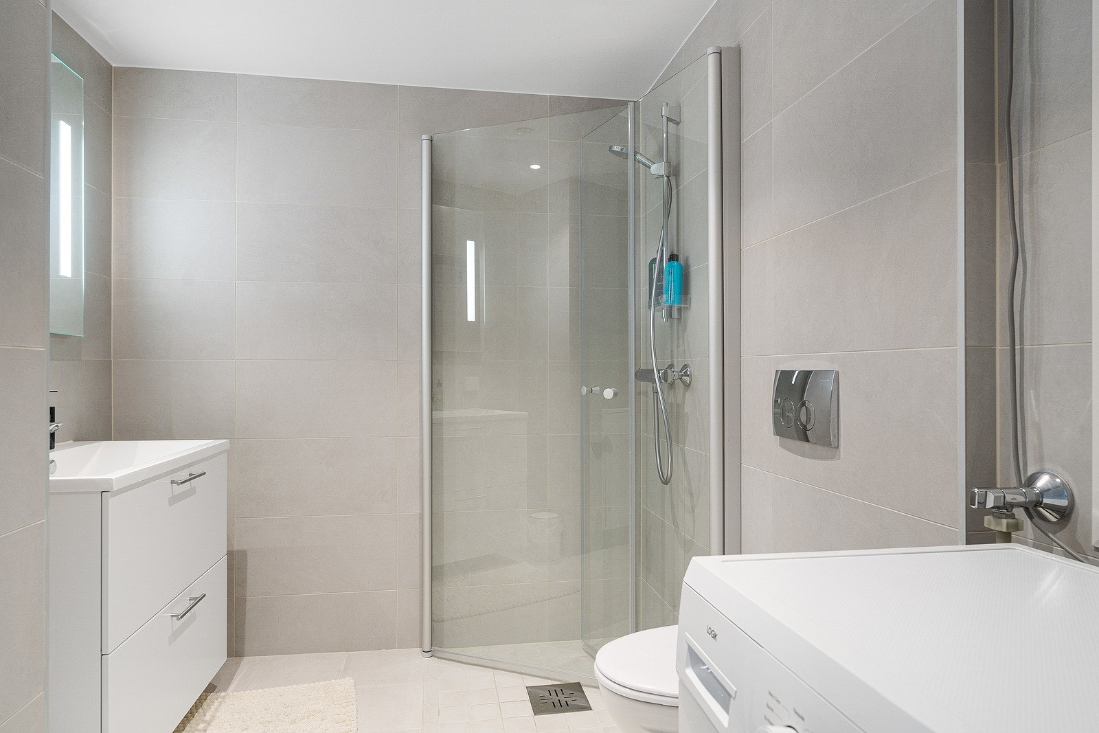 Moderne og delikat flislagt bad med varmekabler i gulv. Galleribilde