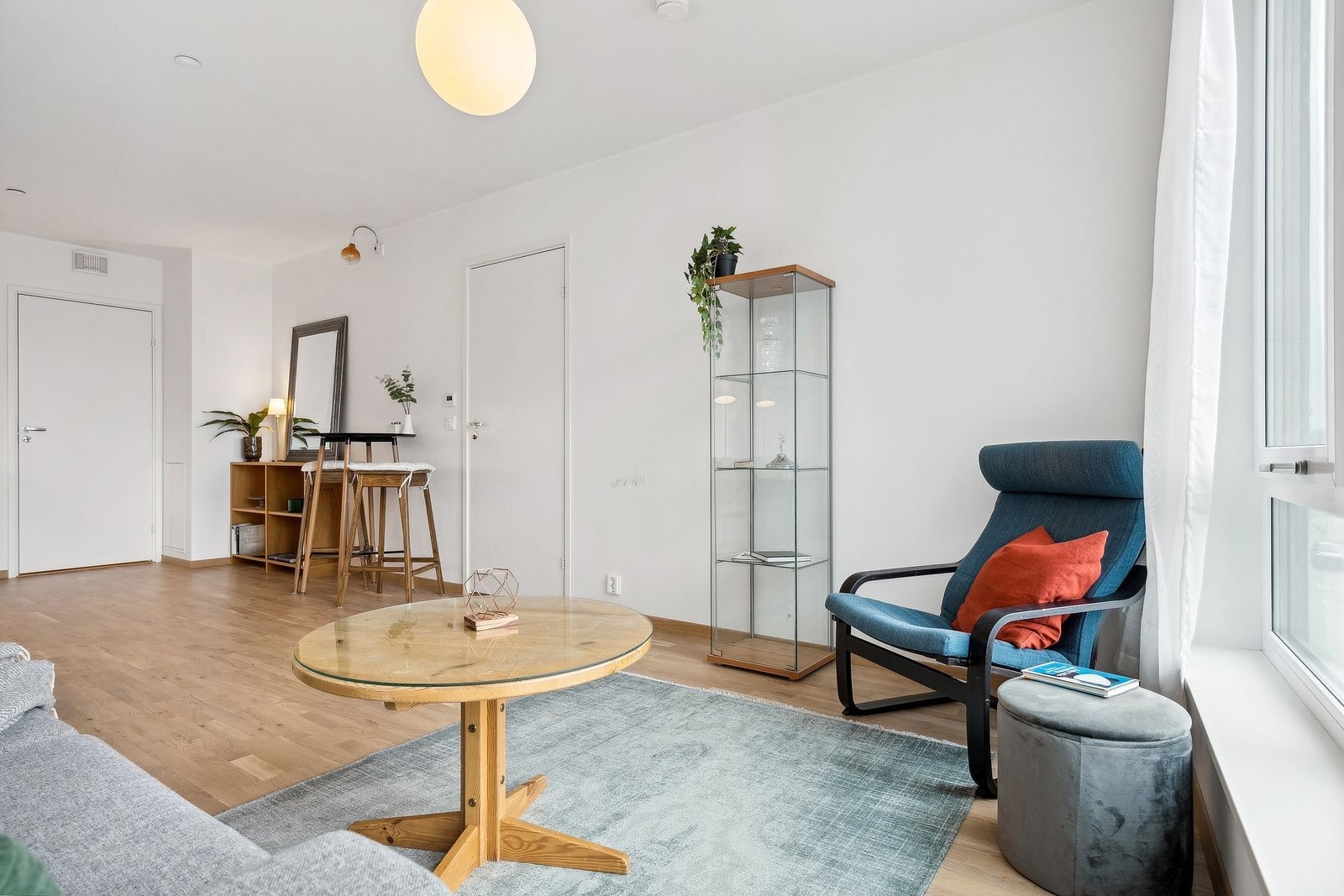 Her får du god plass til en komfortabel sofa, og tv-en kan med fordel plasseres mot/på vegg. Meget flott utsikt fra stuevinduet. Galleribilde