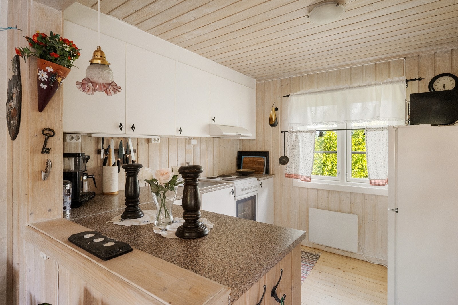 Hytta har en åpen og sosial stue- og kjøkkenløsning som gir en romslig og lys følelse Galleribilde