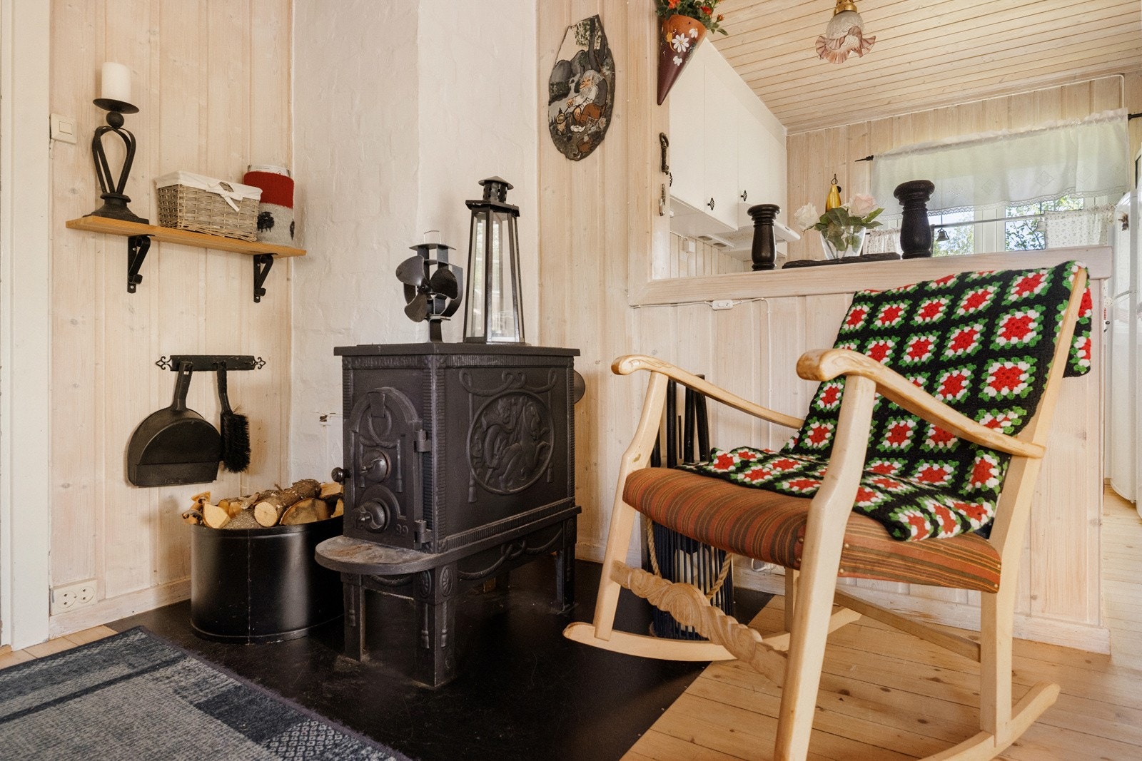 Hytta varmes opp med en vedovn som skaper deilig varme på kjølige dager, og i tillegg er det montert en praktisk gassovn for rask oppvarming. Galleribilde