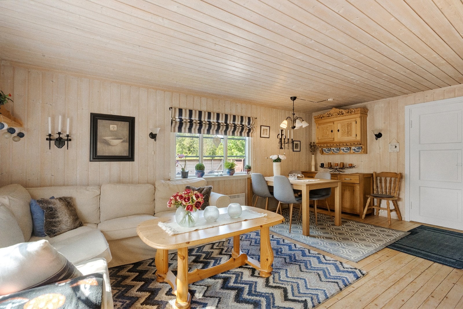 Hytta selges møblert, slik at du enkelt kan flytte rett inn og ta hytta i bruk. Galleribilde