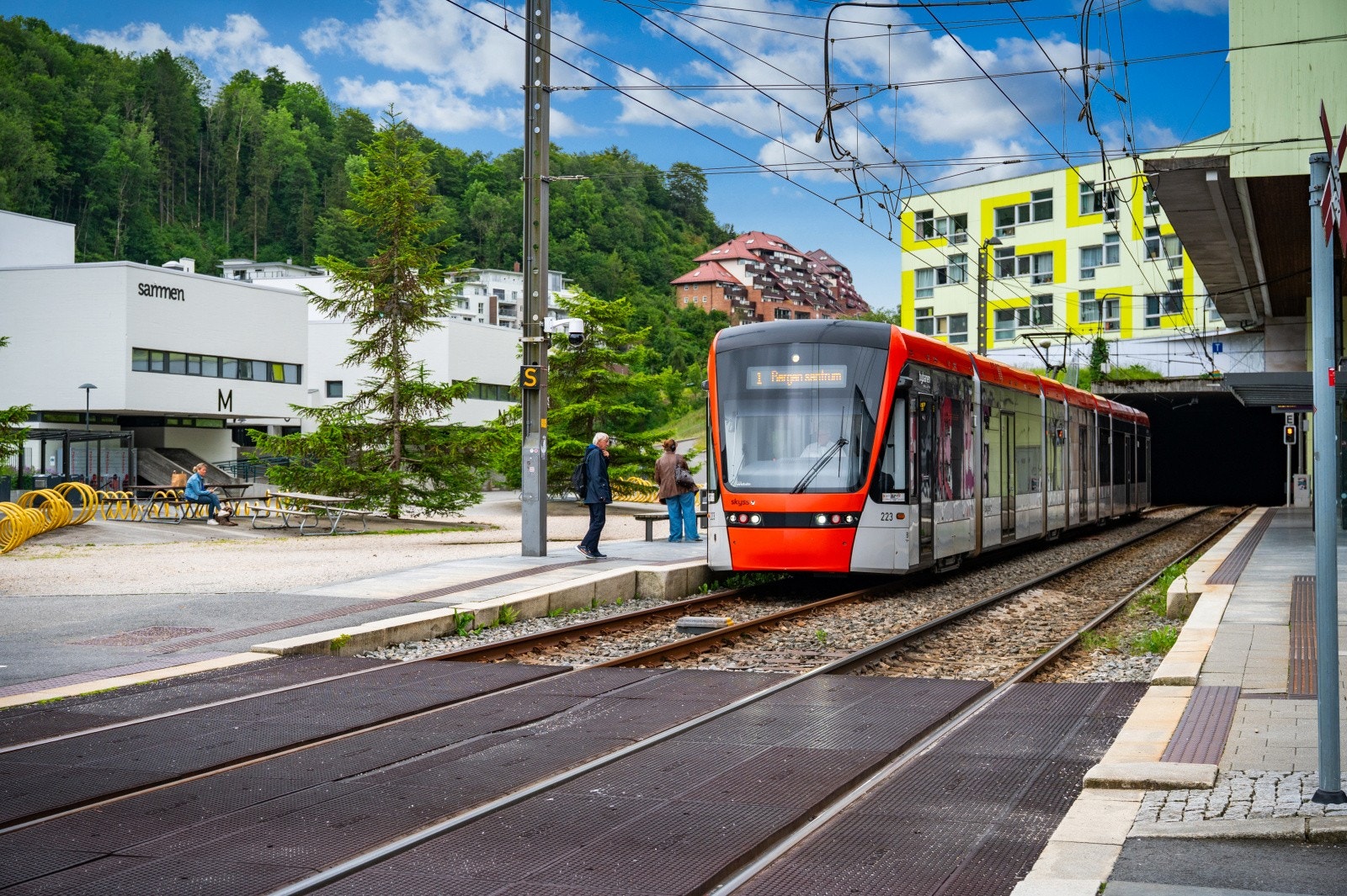 Storetveithagen ligger kun 250 meter fra bybanestoppet på Fantoft og banen tar deg til alt av restauranter, butikker og folkeliv i Bergen sentrum på et drøyt kvarter. Galleribilde